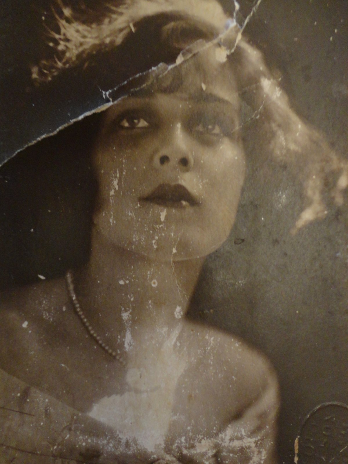 How Old Is Ainz Ooal Gown in Jojo Bizarre Adventure?